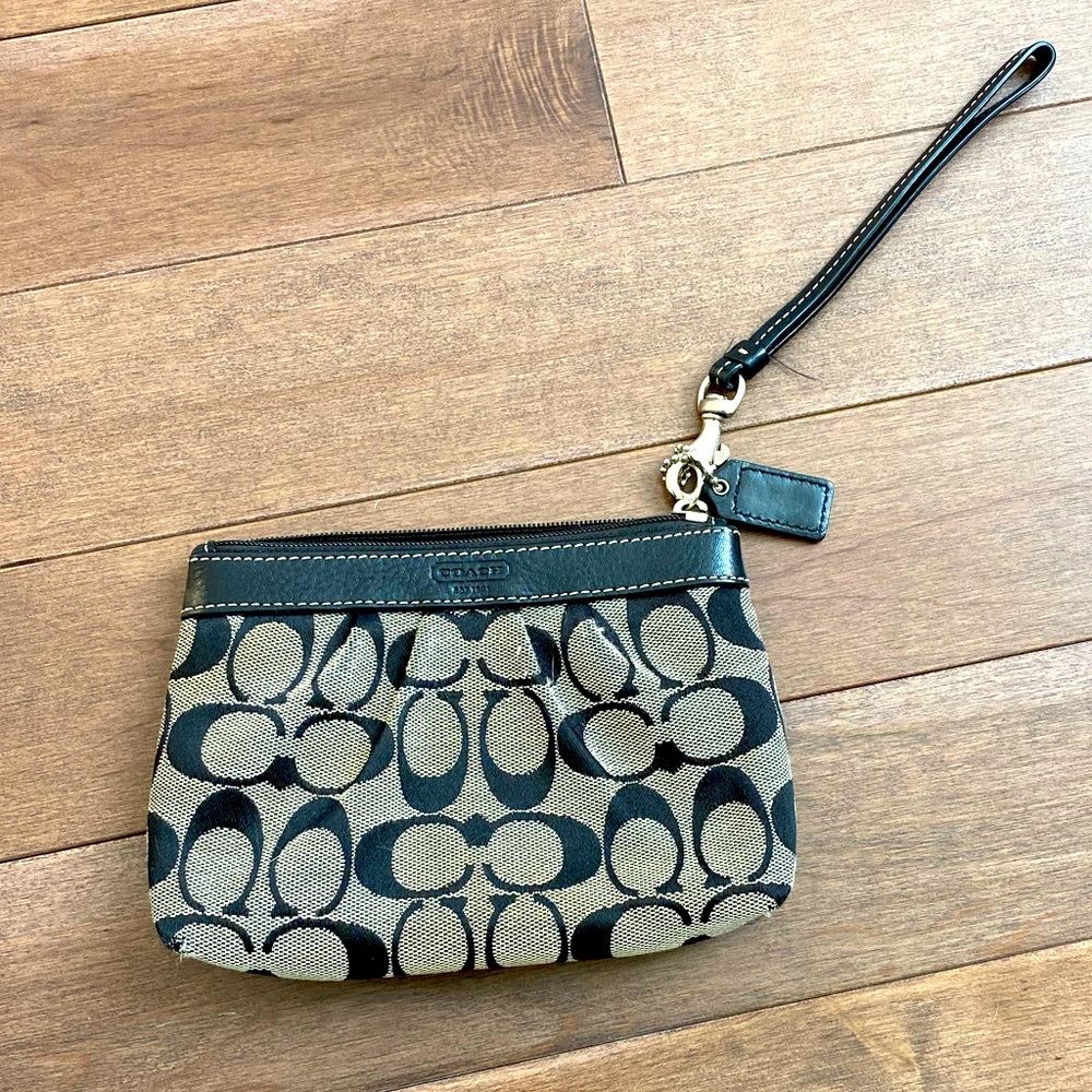 Choch wristlet